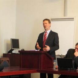 Keelenõukogu seminaril avaldasid arvamust TÜ rektor. Volli Kalm, HTM-i osakonnajuhataja Mart Laidmets, rektorite nõukogu esimees Alar Karis, EMTA rektor Peep Lassmann, akadeemik Peeter Saari ja riigikogu liige Paul-Eerik Rummo. Fotod: Sirje Pärismaa 