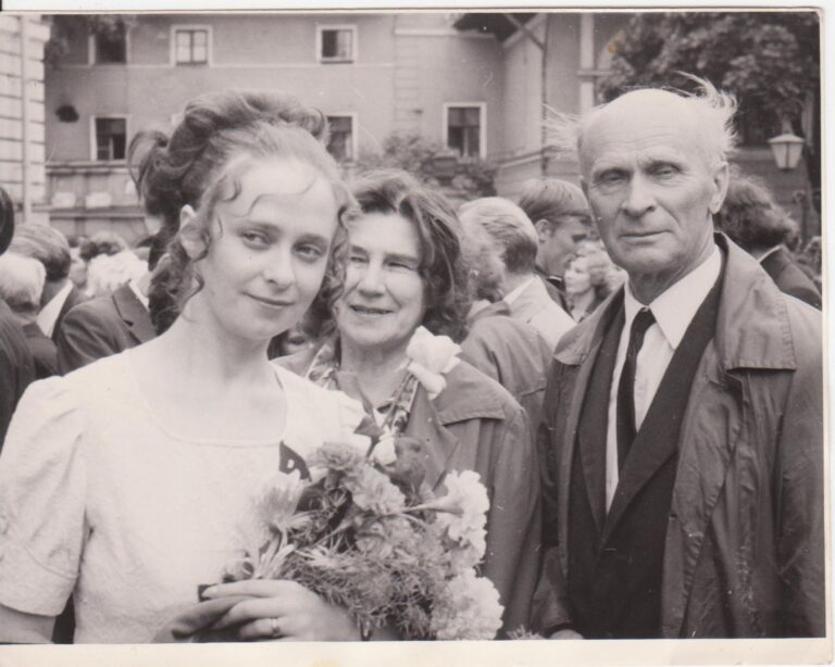 Foto noorest filoloogist Leelost on tehtud pärast Tartu ülikooli lõpuaktust 1972. aasta juunis peahoone ees. Leelo on pildil koos isa ja tädiga.