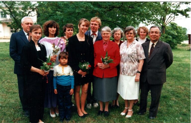 Noormees tagareas on Contra, kodanikunimega Margus Konnula, Kuldre 9-kl kooli inglise keele õpetajana. Selles ametis oli ta 25. aprillist 31. maini 1994.