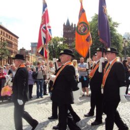 12. juuli, Orange festival: rongkäik Belfasti raekoja juures. Oranžid tunnusmärgid osalejate õlgadel näitavad nende kandjate kuulumist ühingusse Orange Order. Fotod: erakogu