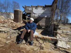Kevad 2013. On, mida meenutada: Alma Ilison vana koolimaja varemeil. Mõisaküla kooli legendaarse õpetaja, Mõisaküla linna esimese aukodaniku Alma Ilisoni õpilaste hulgast on kasvanud akadeemikute ja professorite kõrval ka 14 emakeeleõpetajat.