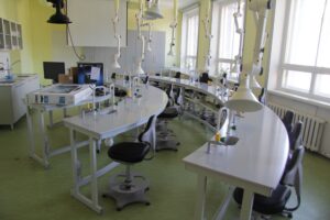 Keemialabor. Kuna ruumis on väga hea ventilatsioon, viiakse siin läbi ka kunstiprojekte, näiteks restaureeritakse ikoone.