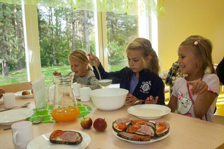 „Tatar, leib, õunamahl, tatar, pelmeenid, piimasupp, tatar!” hüüavad Vääna-Jõesuu Kooli esimese klassi poisid-tüdrukud oma lemmiksööke ja söövad isukalt Leida tehtud piimasuppi.
