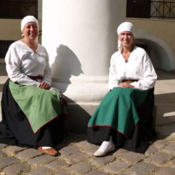 Katrin Hommik (vasakul) ja Marit Neering ootavad festivali avamist. 