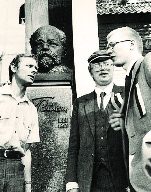Trivimi Velliste, Mart Laar ja Villu Jaanisoo äsja avatud Villem Reimani mälestussamba ees. Kolga-Jaani, mai 1988.