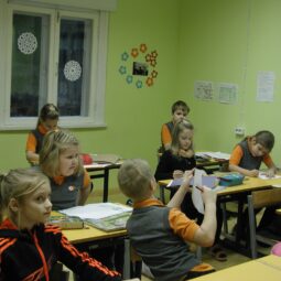 Esimese klassi õpilased on suure õhinaga õppimise juures. 