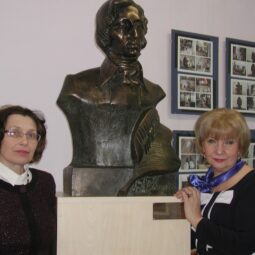 Narva muusikakooli direktor Tatjana Gontšarova (paremal) ja õppealajuhataja Irina Vorobjova Chopini büstiga, mille kinkis koolile Chopini 7. konkursiks peasponsor Miroslaw Pieńkowski.