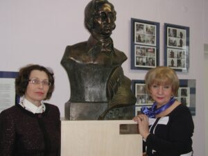 Narva muusikakooli direktor Tatjana Gontšarova (paremal) ja õppealajuhataja Irina Vorobjova Chopini büstiga, mille kinkis koolile Chopini 7. konkursiks peasponsor Miroslaw Pieńkowski.