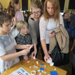 Gümnaasiumi­õpilaste kõrval uurisid 3D-prinditud kujundeid ka algklassilapsed. Fotod: Sirje Pärismaa 