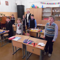 Petseri lingvistilises gümnaasiumis lauldi koos ka eesti laule. Foto: Vally Tamm 