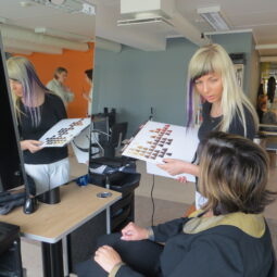 Juuksuri õppesalongis harjutavad kätt juuksuri eriala 1. kursuse õpilased.