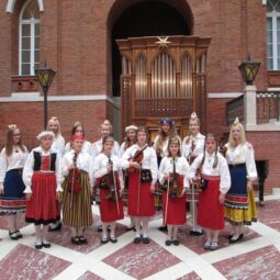 Folkansambliga Pillipiigad on ta läbi sõitnud peaaegu kogu Euroopa.