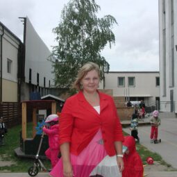 18. augustil, kui rühm avati, ei olnud kõik lapsed veel suvepuhkuselt tagasi jõudnud. Õpetaja Terje Tenso ütles rõõmsalt , et ees ootab huvitav aasta, kui õpitakse vastastikku – tema õpetab lastele inglise keelt, nemad talle oma emakeeli.