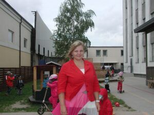 18. augustil, kui rühm avati, ei olnud kõik lapsed veel suvepuhkuselt tagasi jõudnud. Õpetaja Terje Tenso ütles rõõmsalt , et ees ootab huvitav aasta, kui õpitakse vastastikku – tema õpetab lastele inglise keelt, nemad talle oma emakeeli.