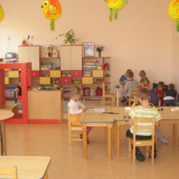 Loksa Õnnetriinu lasteaia uue maja avamisest möödub õpetajate päeval, 5. oktoobril täpselt aasta. Kõik seitse rühma on sisustatud Narva mööblitootja Vireltoni mööbliga. Värvilahendus on igas rühmas erinev. Fotod: erakogu