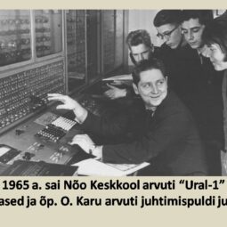1965. aastal sai Nõo keskkool arvuti „Ural-1”. Õpilased ja õpetaja O. Karu arvuti juhtimispuldi juures. Foto: arhiiv