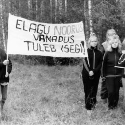 Kooliväline elu oli elav ja huvitav. Korraldati pidusid ja väljasõite, spordipäevi ja matku. 