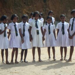 Sri Lanka lõunaosa külakooli tüdrukud.