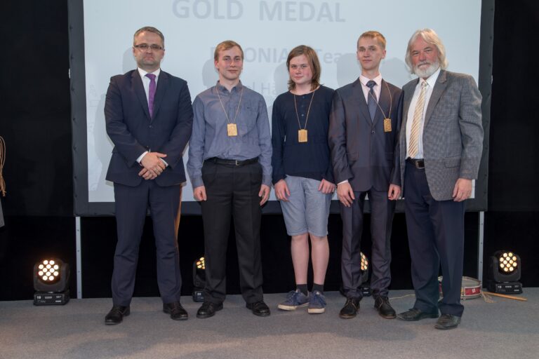HTM-i kantsler Janar Holm, Richard Luhtaru (Tartu MHG.), Kaarel Hänni (Tallinna reaalkool), Karl Paul Parmakson (Tartu MHG) ja EUSO president Michael Cotter (Iirimaa).