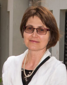 Mare Oja: „Muutused koolis ei ole tänapäeval seotud enam ainult ühis­konna poliitiliste muutustega, vaid üldiste arengutendentsidega hariduses ning terves maailmas. Õpetajal on tema muutunud rollist tulenevalt üha enam probleeme, millega on vaja toime tulla, ning need on sootuks teistsugused kui ajal, mil üks formatsioon asendus teisega.” Foto: Eiko Lainjärv