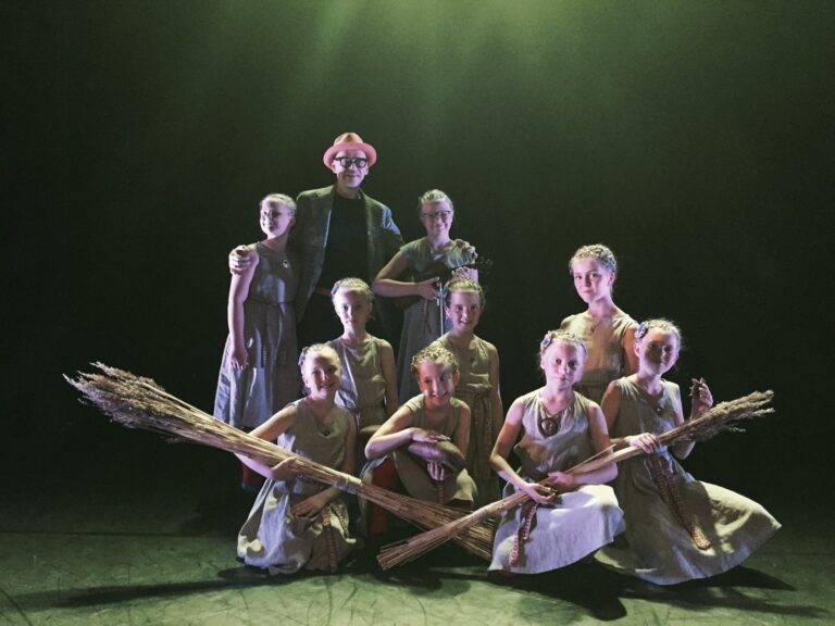 Tantsuklubi Koit valikrühm pärast esinemist festivali kunstilise juhi Jormo Uotineniga. Foto: tantsuklubi Koit.