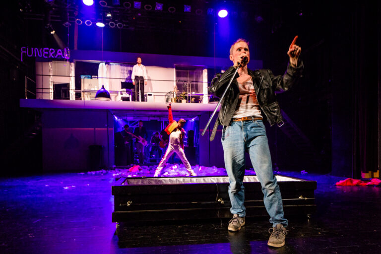 Ben (Kristo Viiding), tema iidol Freddie (Jüri Tiidus) ning londonlane Harry (Ivo Uukkivi) lavastuses „Väljaheitmine”. Foto: Maris Tomba