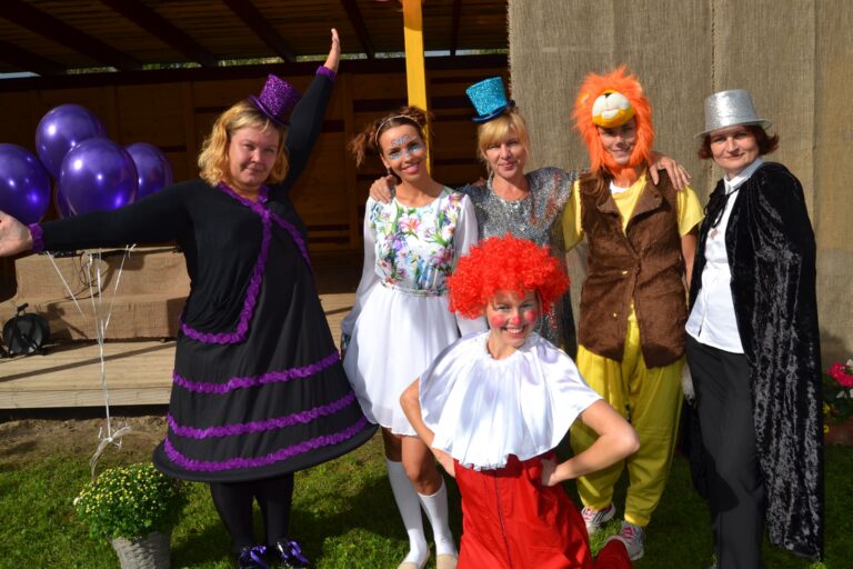 Sünnipäevapeol rõõmustasid pealtvaatajaid lõvi ja lõvitaltsutaja, klounid, köielkõndija ja võlur – kõik oma ala professionaalid, Kannikese lasteaia õpetajad.