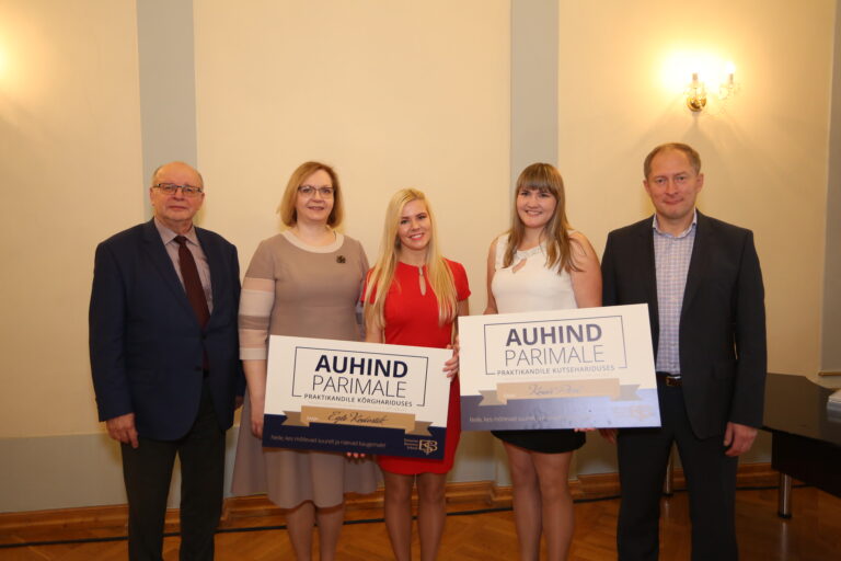 EBS-i rektor Arno Almann, haridus- ja teadusminister Maris Lauri, kõrghariduse kategooria parim praktikant Egle Kadastik, kutsehariduse parim praktikant Kaidi Parv ja Eesti tööandjate keskliidu juhataja Toomas Tamsar. Foto: Aron Urb