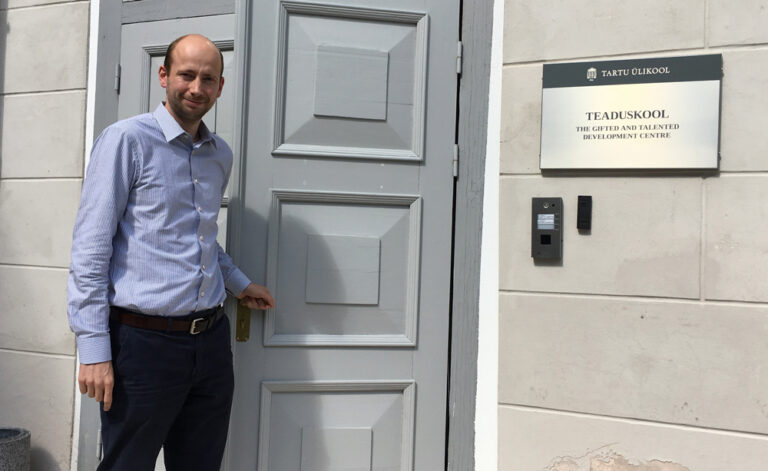 Kooli roll peaks olema julgustada õpilasi prioriteete paika panema, arvab TÜ teaduskooli uus direktor, TÜ vilistlane ja Aix-Marseille’ ülikooli doktorant Mihkel Kree. Foto: Merilyn Säde / Universitas Tartuensis