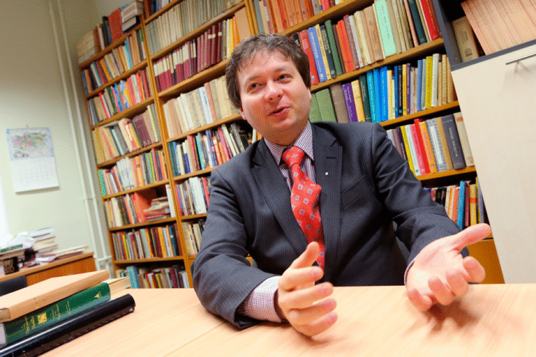 Peeter Espak: „Kui Euroopa tsivilisatsioon ei suuda leida üles vahepeal justkui kaduma läinud uhkust enda juurte ja saavutuste vastu, pole lootust, et keegi teine seda tsivilisatsiooni austab ja tõsiselt võtab. Mõlema saavutamine nüüdisaja maailmas nõuab tõenäoliselt pikka ja valulist arengut. Selle arenguta aga jõuame varem või hiljem olukorda, kus toimub Huntingtoni ennustatud tsivilisatsioonide konflikt, millest pole kellelgi võimalik võitjana väljuda. Lahendus on haridus ja haritus eelkõige omaenda tsivilisatsiooni kohta – mitte katse luua utoopiaühiskondi, mida on läbi ajaloo suudetud kehtestada ainult vägivalla abil ning mis on kõik varem või hiljem kokku varisenud.” Foto: Margus Ansu / Postimees / Scanpix