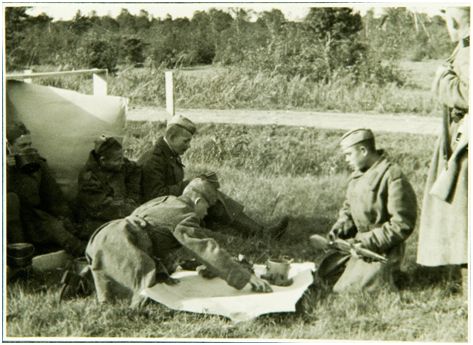 Fotol: Rahvuslikud väeosad kaotati Nõukogude armees 1956. aastal. Pildil on 1942. aastal loodud Eesti Laskurkorpuse sõdurid. Eesti Ajaloomuuseumi fotokogu (AM F 3517: 267)