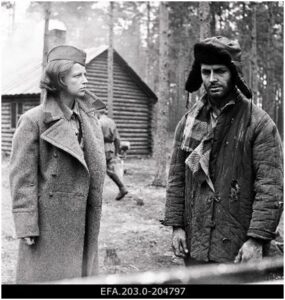 Fotol: Kaader filmist „Inimesed sõdurisinelis“ (1968). Rahvusarhiivi filmiarhiiv.