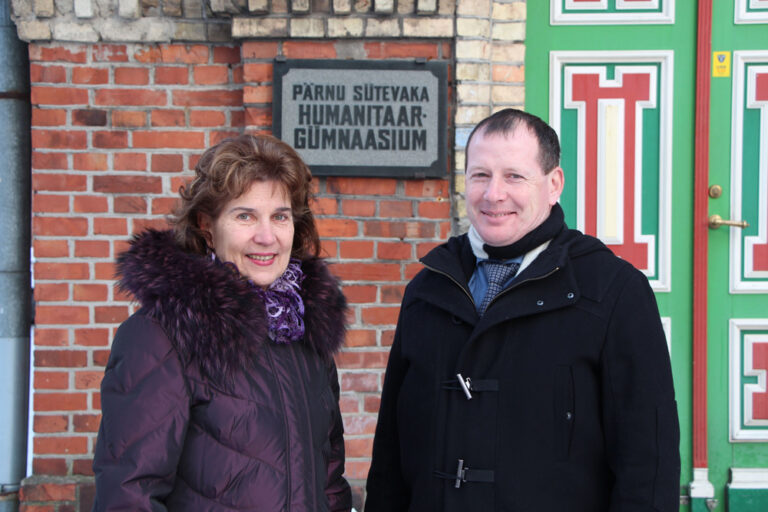 Pärnu abilinnapea Jane Mets ja Pärnu Sütevaka humanitaargümnaasiumi direktor Andres Laanemets. Foto: HTM