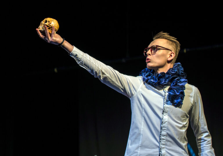 Eksistentsiaalsed küsimused kõlasid ka kevadel Rakveres peetud 35. vabariiklikul kooliteatrite festivalil. Foto: Janar Märjama