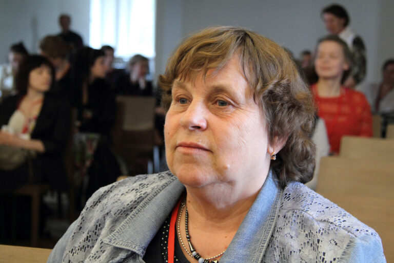 Tiiu Kuurme: „Kasvatusteaduslike uurimuste auditoorium peaks olema eelkõige oma ühiskond, sest see teadmine on teenäitajaks vahest kõige olulisemas meie kestmajäämist teenivas valdkonnas. Praegu pole kuigi lihtne teada sedagi, millega üldse tegeldakse. Millised on muu maailma suured teemad – kas tõesti olemegi taas eesriide taga?” Foto: Raivo Juurak