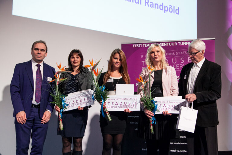 Teaduse populariseerimise auhinna saanud Kaidi Randpõld, Sigrid Sepp ja Maris Mägi koos HTM-i asekantsleri Indrek Reimandi ja auhinnakonkursi hindamiskomisjoni esimehe akadeemik Enn Tõuguga. Foto: Sander Hiire