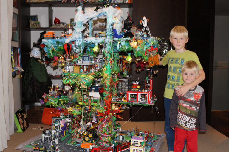 „Legopuu” Hugo Bergson (7-aastane). Töö valmis koos emaga. Auhind „Parim arhitekt”. Hugo (pildil koos vennaga) hakkas legodest ehitama juba kaheaastaselt. Kui legolinn kattis terve põranda, nii et toas enam liikuma ei mahtunud, valmiski ratastel legopuu. Sinna mahtusid ära kõik olemasolevad ehitised ja ruumi on ka uutele ideedele. Puul on neli korrust. Kõige kõrgemal on Antarktika, kristallikaevandus ja peetakse tähtede sõda. Järgmisel oksal on politseijaoskond, pood, tuletõrjejaam, Simpsonite küla, haldjad ja puuonn. Alumisel korrusel on rongirada, autorada, korterelamud, rand, lõbustuspark ja palju muud. Saarele, kus puu asub, pääseb sadamast laevadega. Korruste vahel liigeldakse helikopterite ja lennukitega, aga on ka liftid, redelid ja allalaskmistrossid. Puul on valgustus, nii et saab ka pimedas mängida.