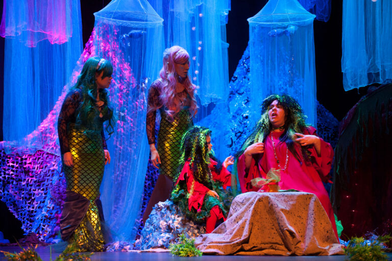 Dorabella (Isabel Leonard), Despina (Danielle de Niese) ja Fiordiligi (Susanna Phillips) Mozarti ooperis „Nii teevad kõik naised” ehk „Così fan tutte”. Foto: Marty Sohl