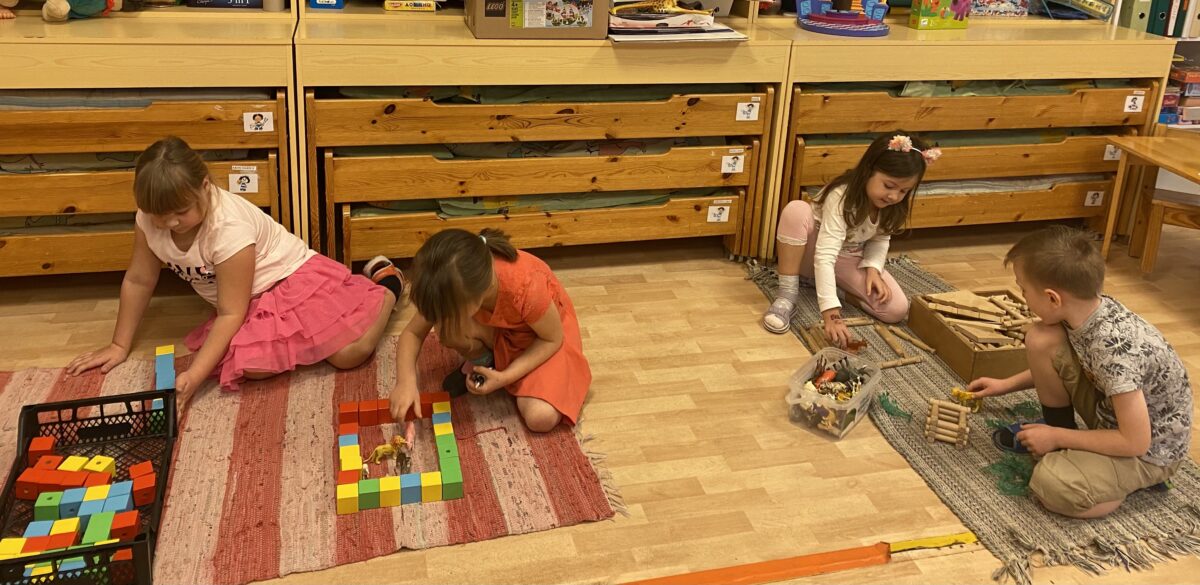 Vaibal mängimine rahustab lapsi ja parandab suhteid