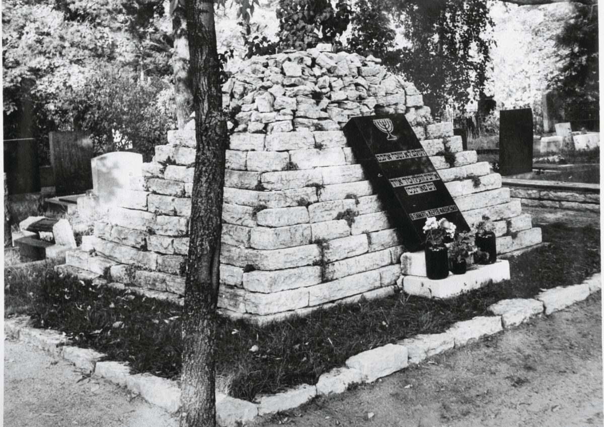 Esimene holokausti mälestusmärk Eestis asub Tallinnas Rahumäe juudi kalmistul