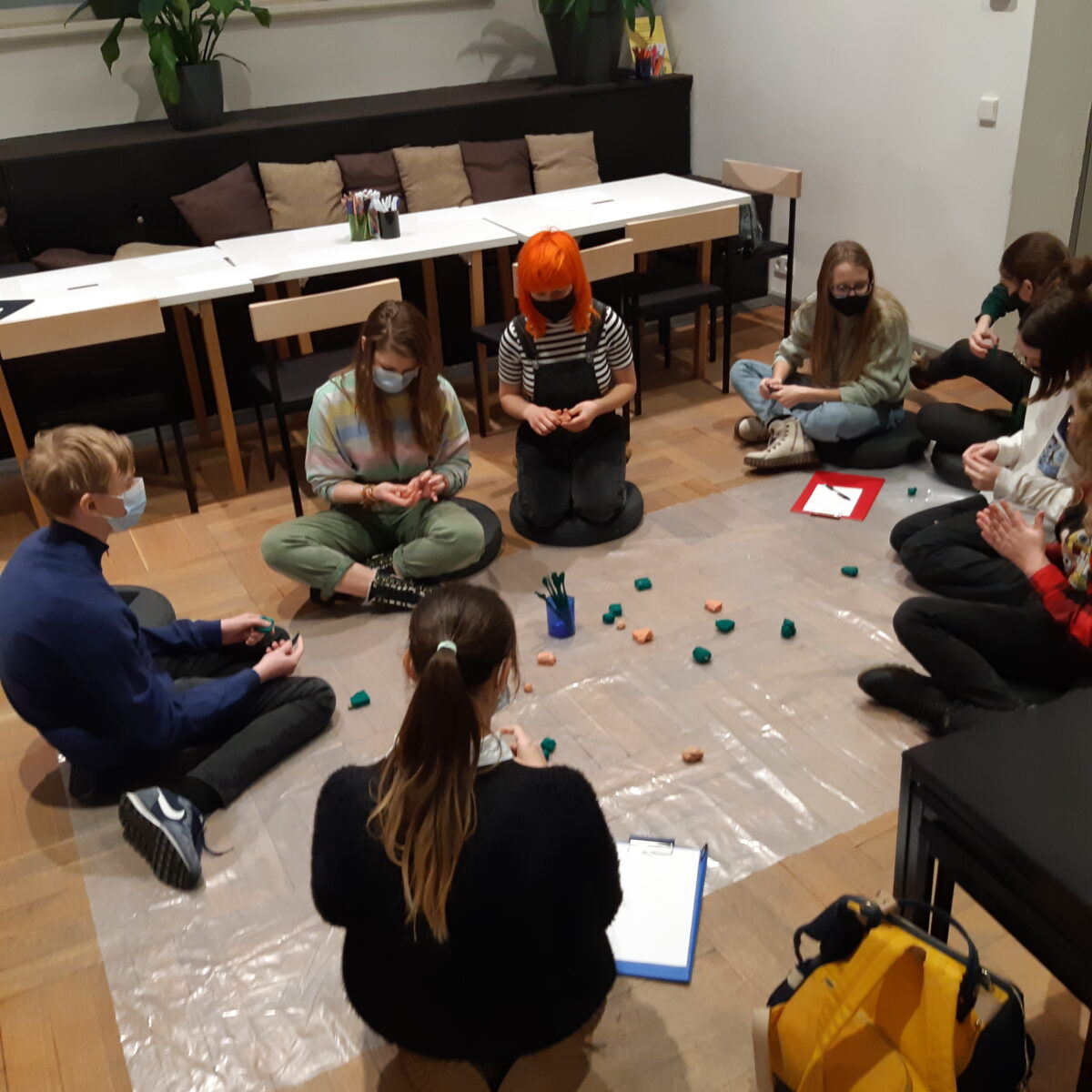 Kuidas rääkida keerulisest teemast? Haridusprogramm Tallinna Kunstihoone näitusel „Elust välja lõigatud“