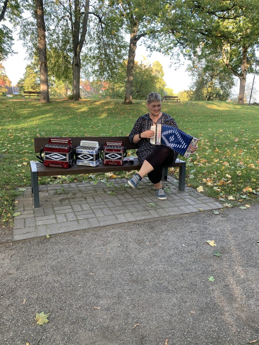 Vaata! Kuula! Proovi järele teha! Ja siis hakka mängima!