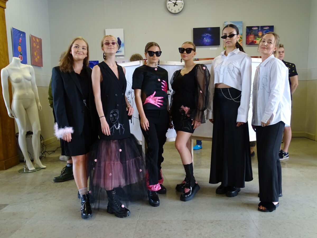 Vaatajaid tuleb rongidega