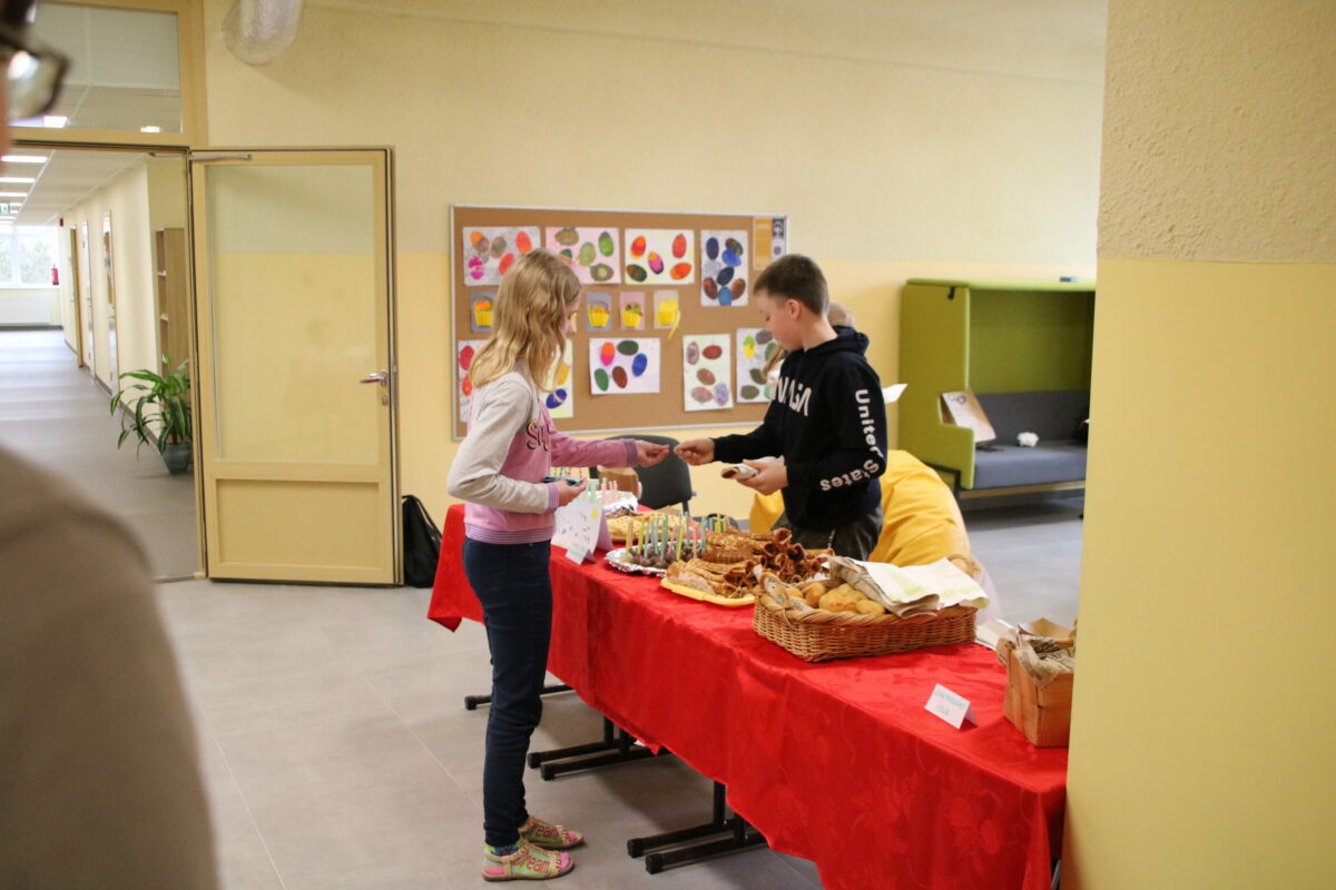 Voore Põhikooli lapsed paistavad silma ettevõtlikkusega laatadel