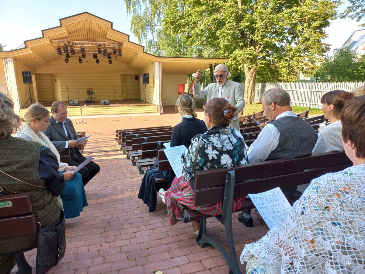 Papa Jannseni koduaias kõneldi laulupeost ja selle tulevikust 