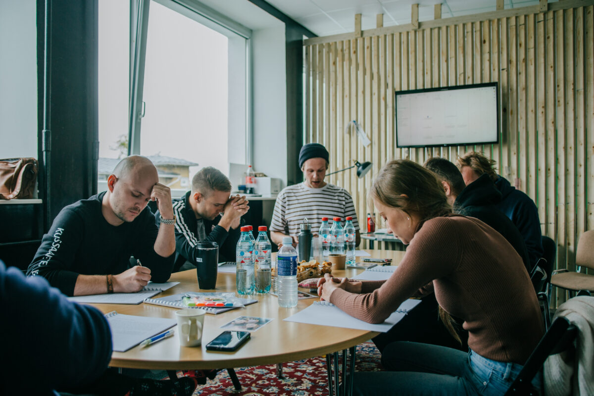 „U-TUBE“ – TEMUFI noortelavastus sotsiaalmeedia võlust ja valust