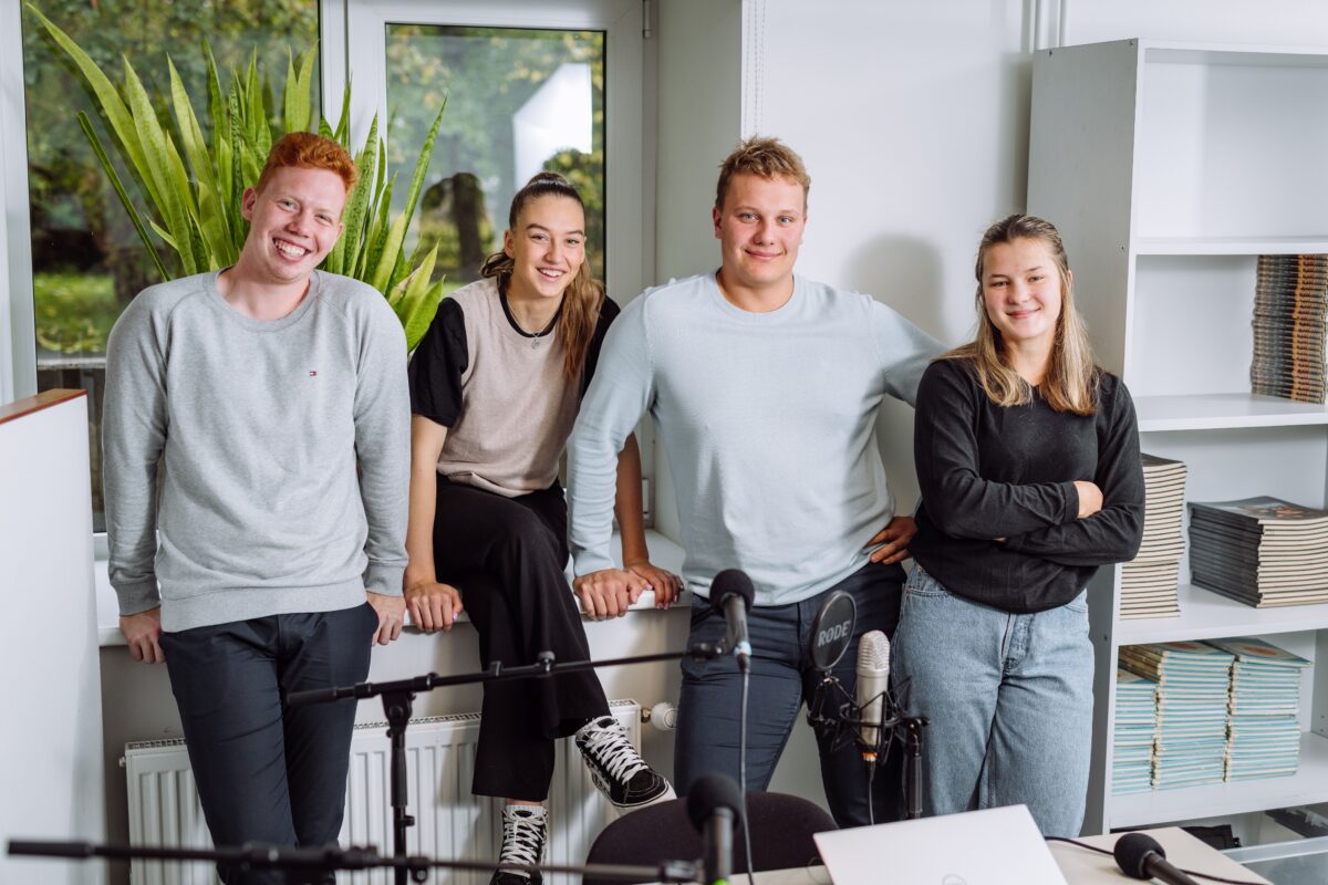 Õpilased intervjueerivad õpetajaid