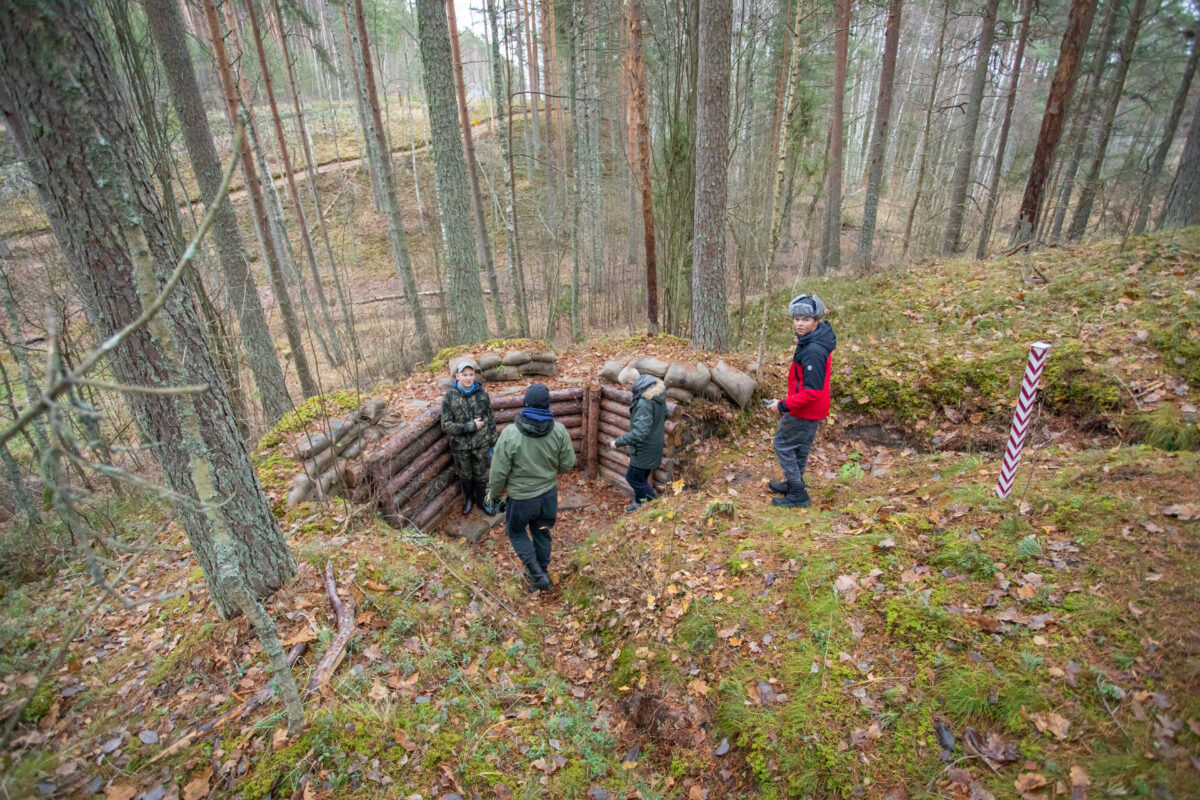Saatse muuseumis piiri ääres kulgev maastikumäng õpetab meeskonnatööd 