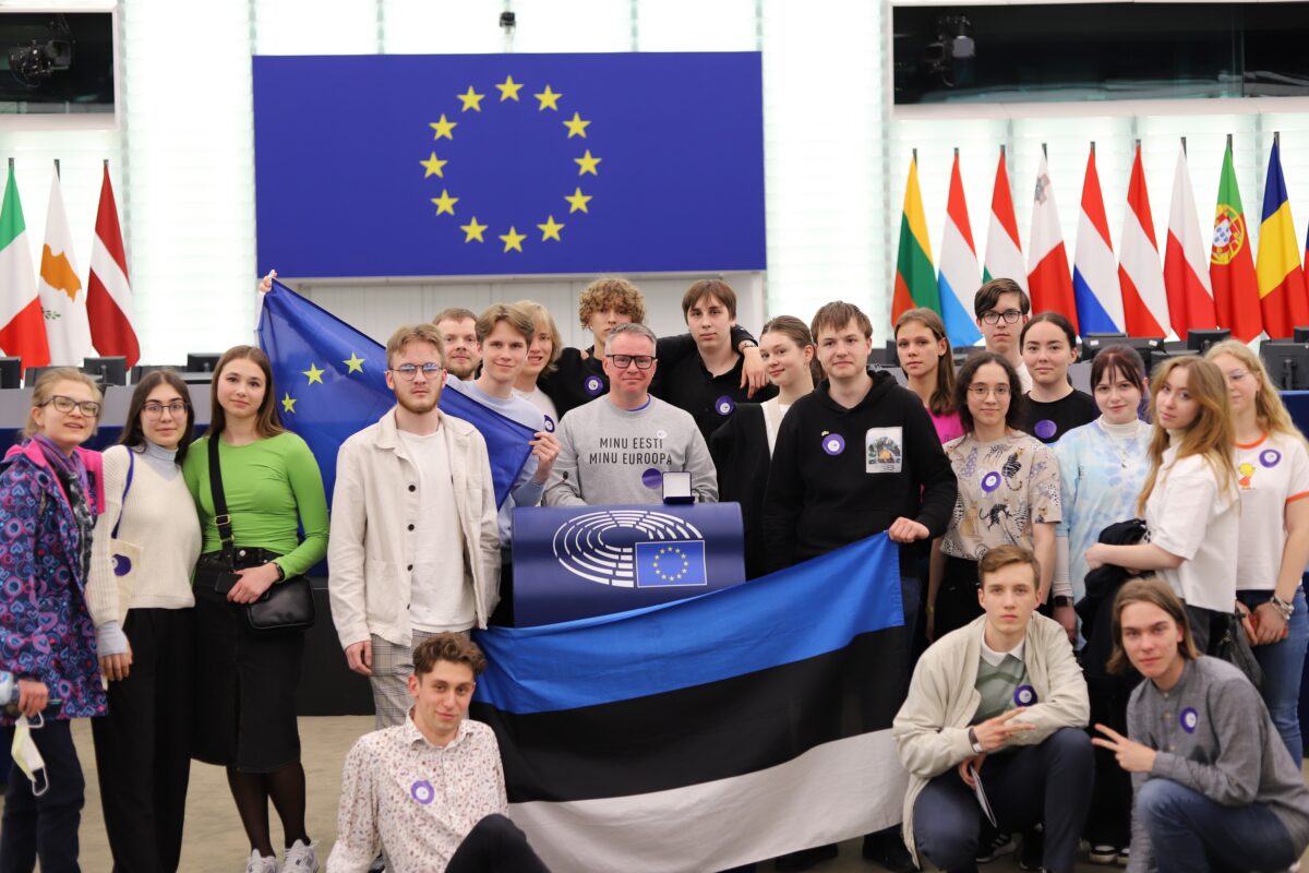 16 Eesti kooli said Euroopa Parlamendi partnerkooli seinaplaadi