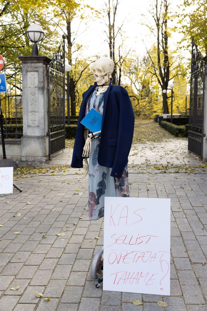 „Seiske enda eest!“ – õpetajate toetajad nõudsid valitsuselt sõnapidamist ja õpetajate palga tõstmist